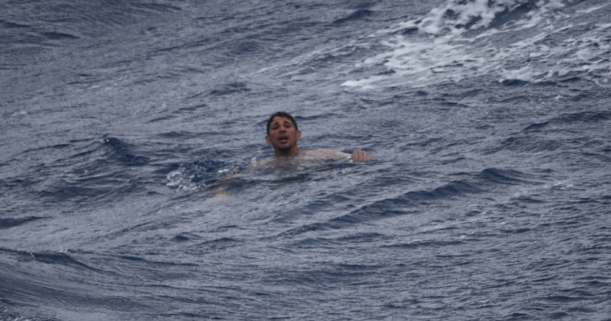 Cubano rescatado tras el naufragio de una embarcación frente a las costas de Key West © USCG