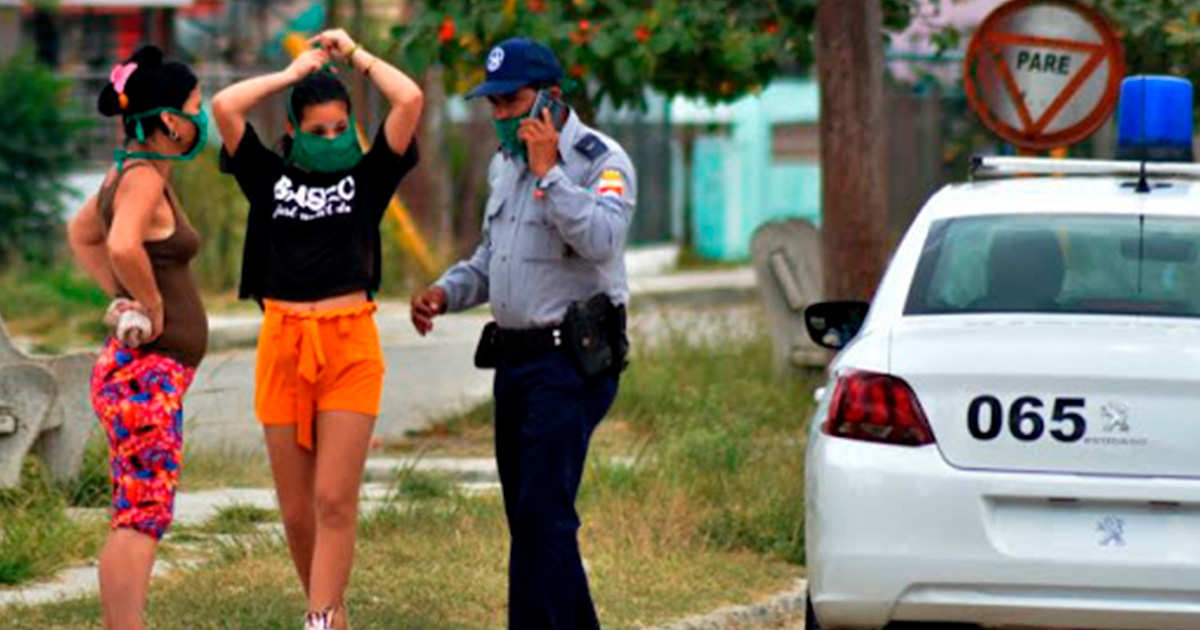 Policía junto a mujeres en La Habana (imagen de referencia). © Granma