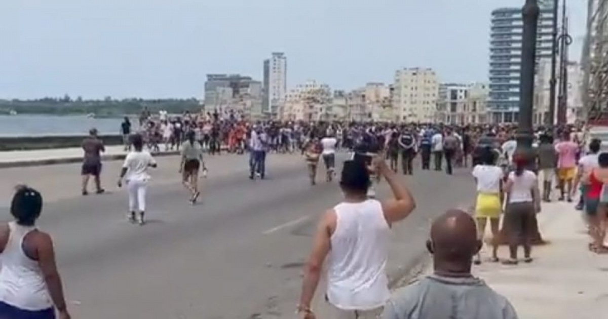 Cubanos protestan en el Malecón de La Habana © Captura de Facebook