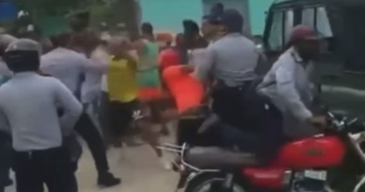 Enfrentamiento este domingo entre policías y vecinos en el municipio La Lisa, en La Habana © Captura de Facebook/