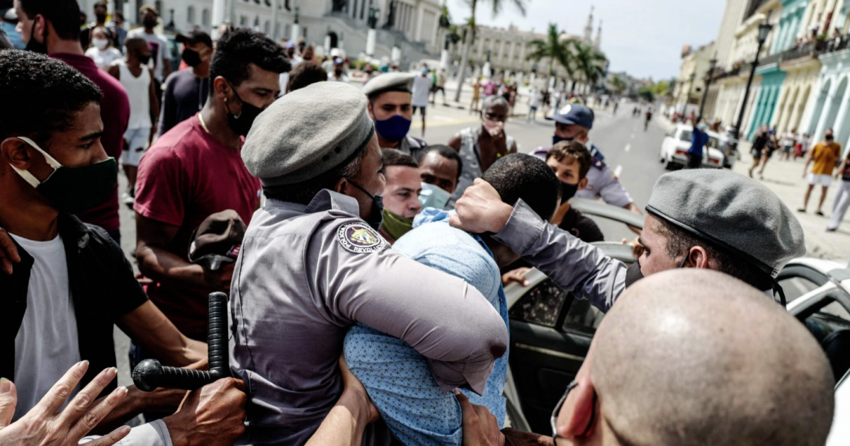 Represión ayer junto al Capitolio © Foto: Adalberto Roque/AFP