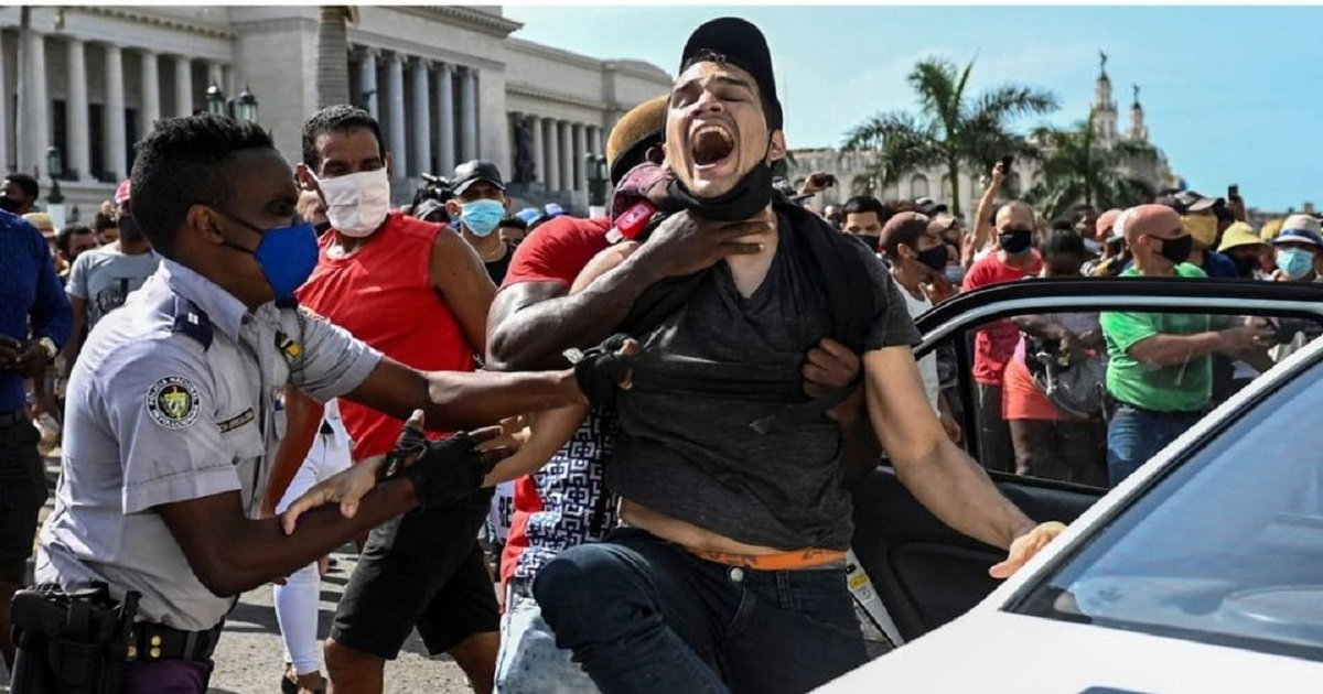 Arrestos manifestantes en Capitolio © Facebook/Desaparecidos S.O.S Cuba