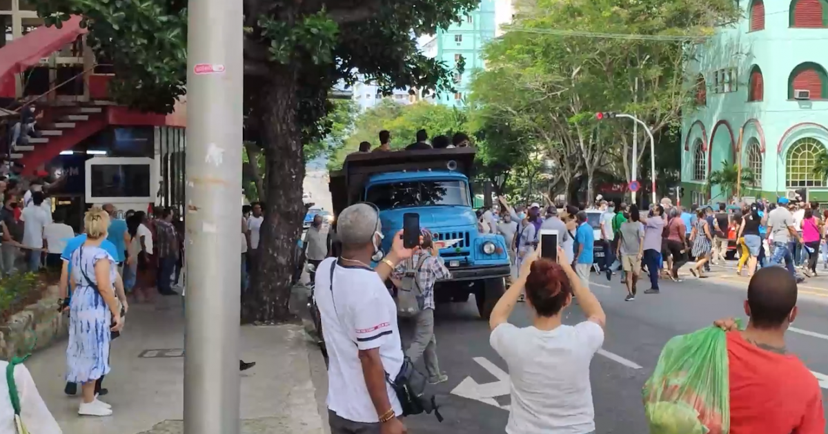 Represión de la protesta del lunes ante el ICRT © Video de Fernando Fraguela en Facebook/Rialta