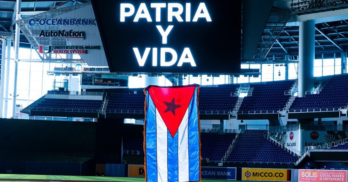 Bandera cubana en estadio de los Miami Marlins © Instagram / Marlins