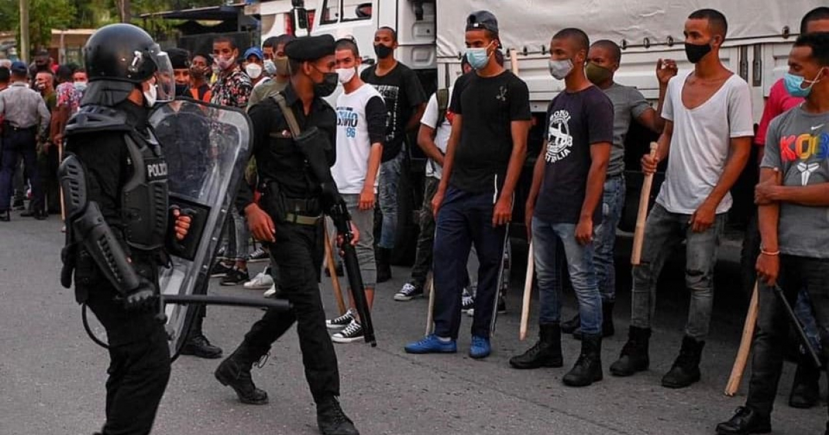 Fuerzas antidisturbios en Cuba © AFP / Yomil Lage