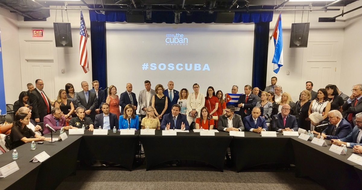DeSantis en reunión con legisladores republicanos y miembros de la comunidad de exiliados cubanos. © Twitter / Ron DeSantis