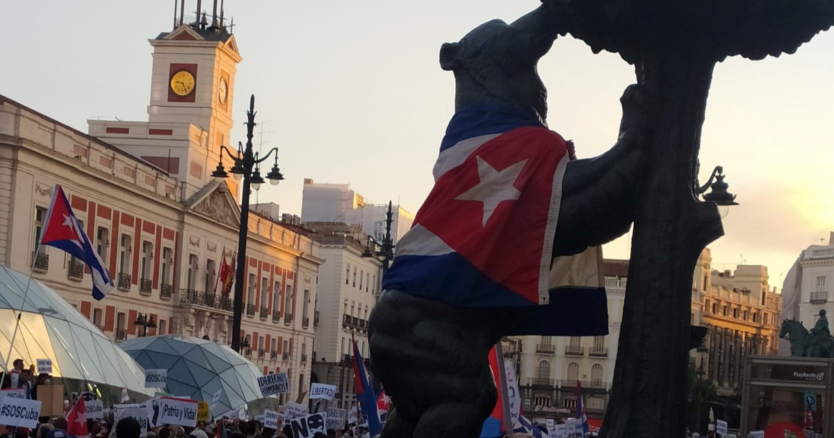 Oso y el madroño, símbolos de madrid, con la bandera cubana © Facebook / Alicia Fernández Acebo