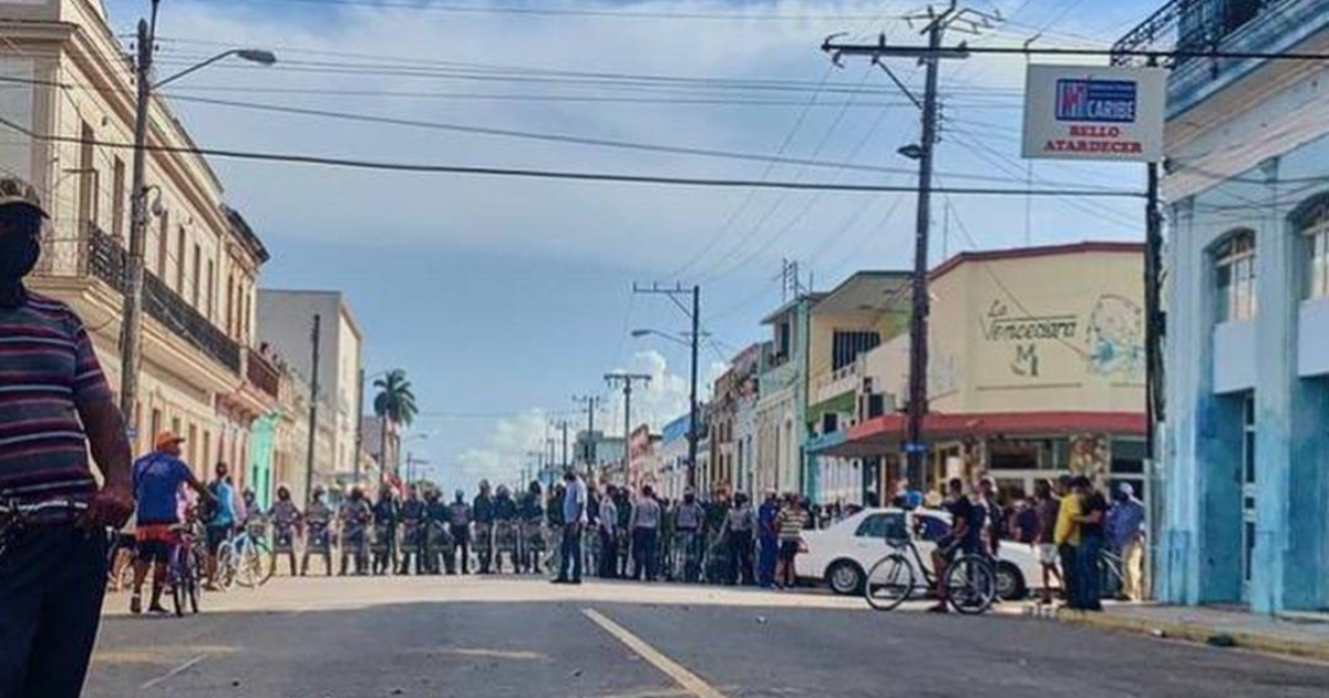 Militares preparados cerca de la tienda Bello Atardecer en Cárdenas para reprimir a manifestantes © Twitter / Victor M. Dueñas