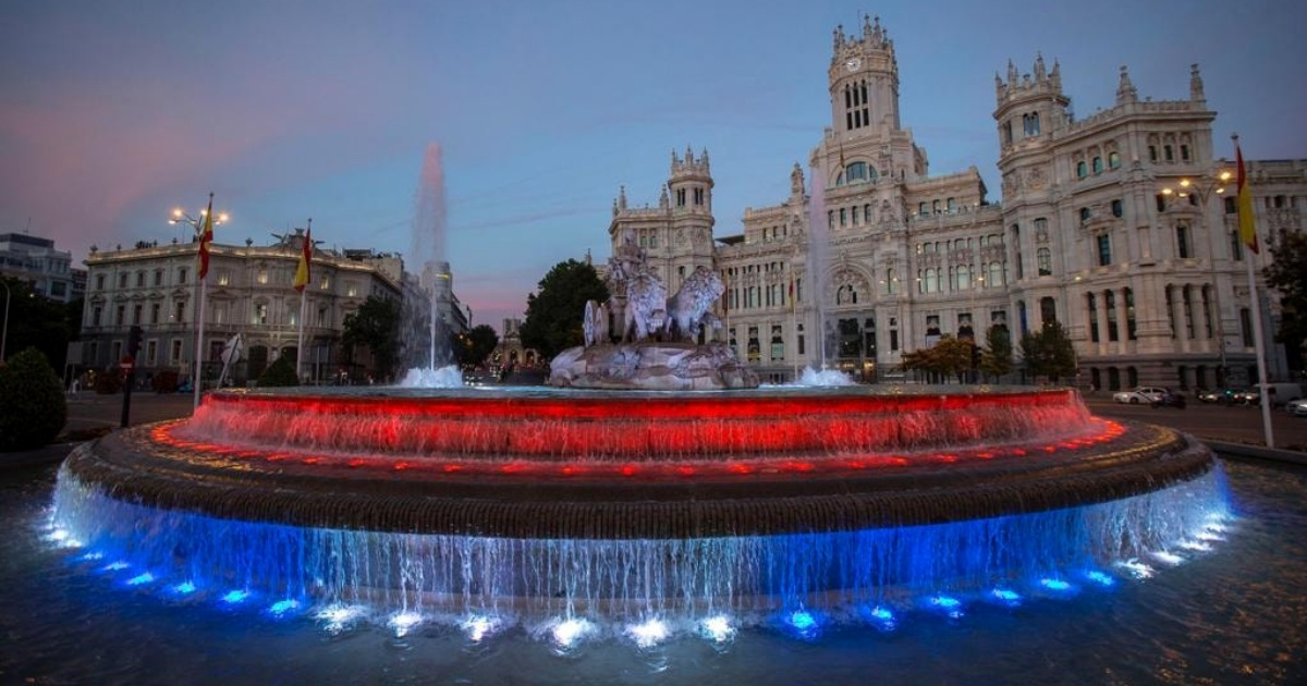 La fuente de la Cibeles, en Madrid, iluminada con los colores de la bandera cubana en la noche de este miércoles © Twitter/Ayuntamiento de Madrid