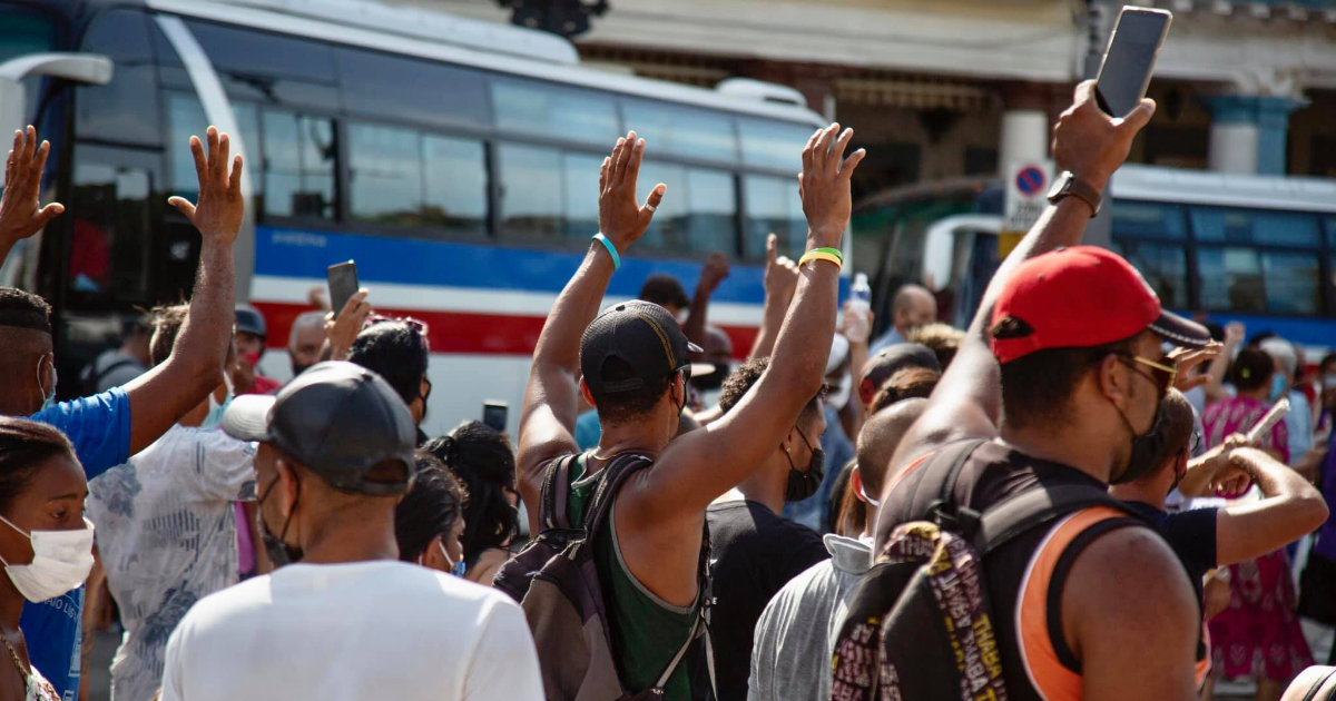 Cubanos se manifiestan en La Habana contra el gobierno © Facebook / Marcos Evora