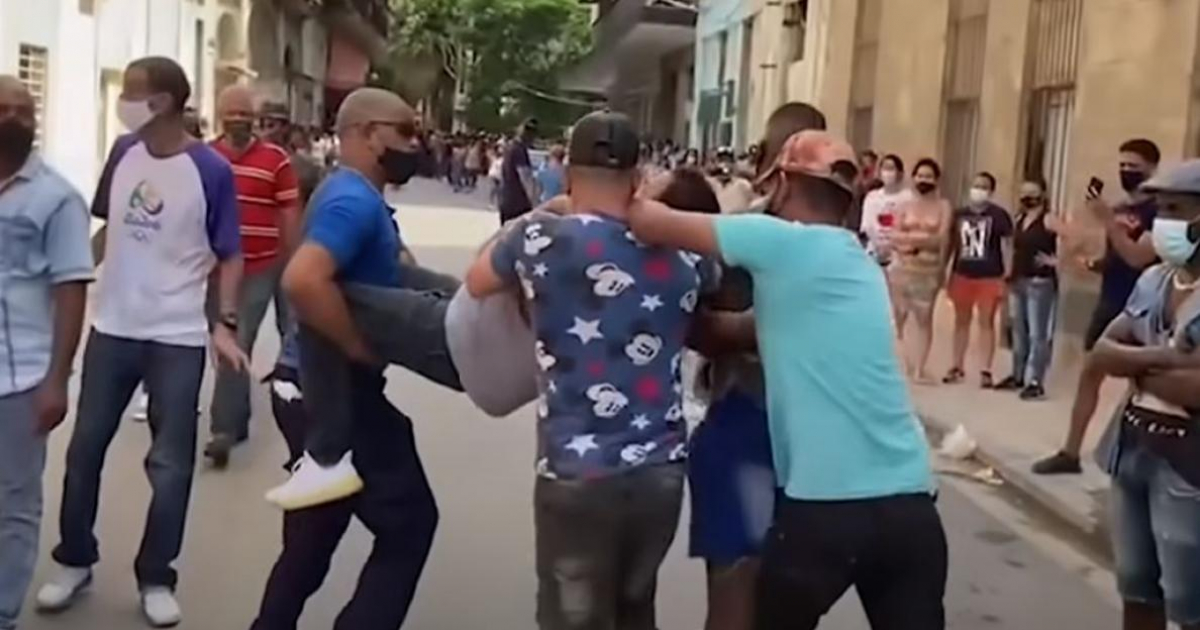 Policías vestidos de civil detienen a hombre en calle de Cuba © Captura de video de YouTube de Europa Press