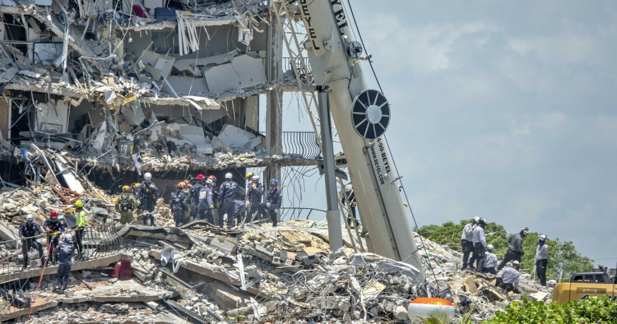 Labores de rescate entre los escombros del Champlain Towers © Facebook/Miami Dade Fire Rescue