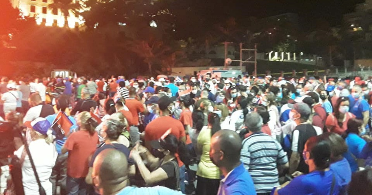 Cientos de personas reunidas en La Piragua desde horas de la madrugada de este sábado © Facebook/Cubadebate