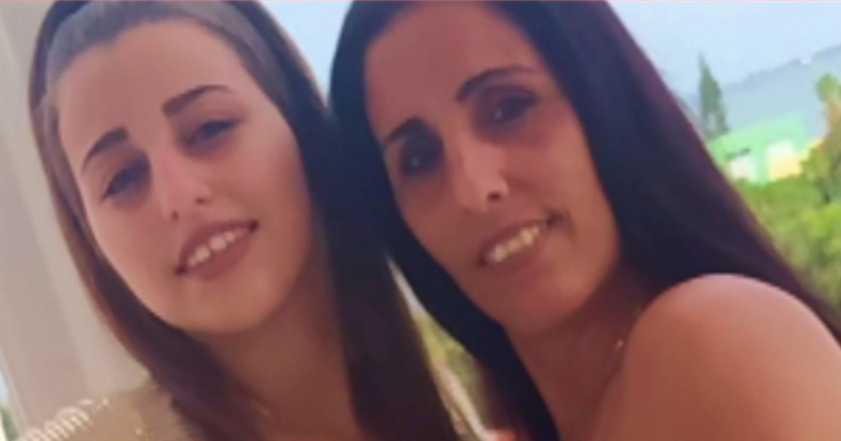 Glenda de la Caridad (I) junto a su madre © Captura de video