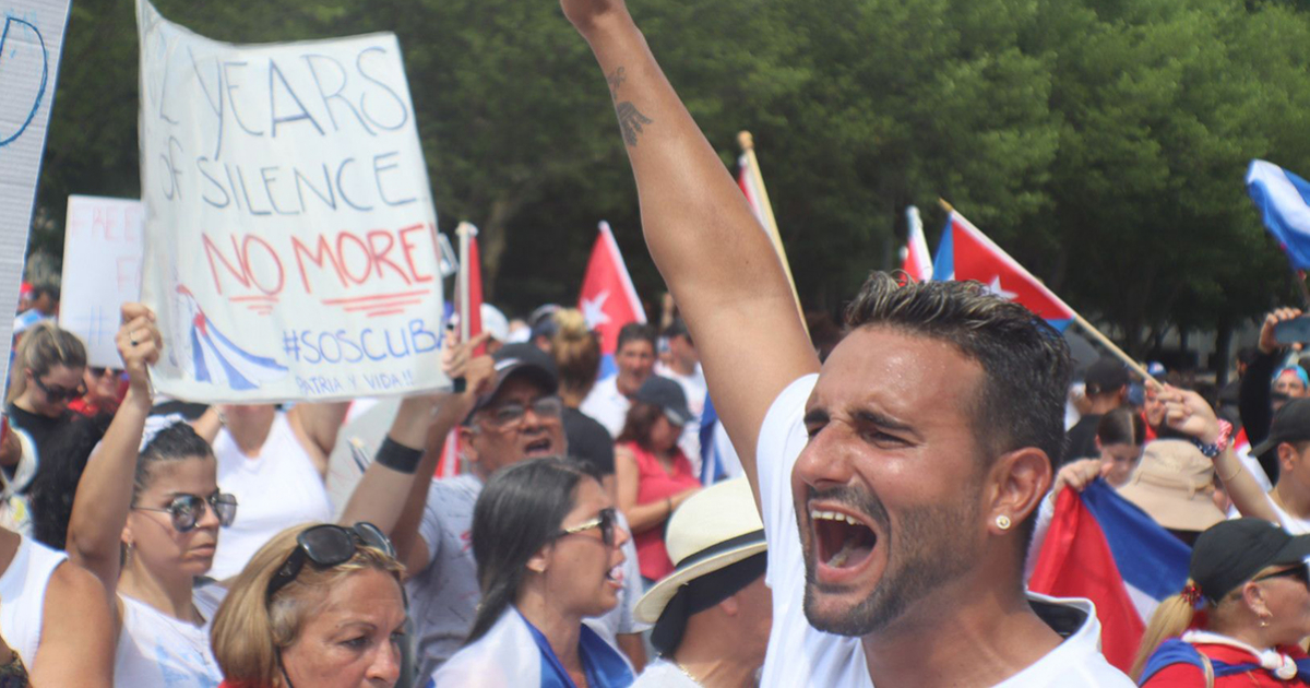 Manifestación de cubanos frente a la Casa Blanca © CiberCuba