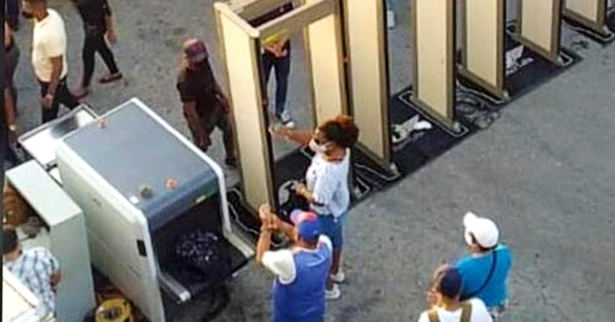 Arcos detectores de metales y scanner de rayos X chequearon a los manifestantes progubernamentales © Twitter / Jorge LD