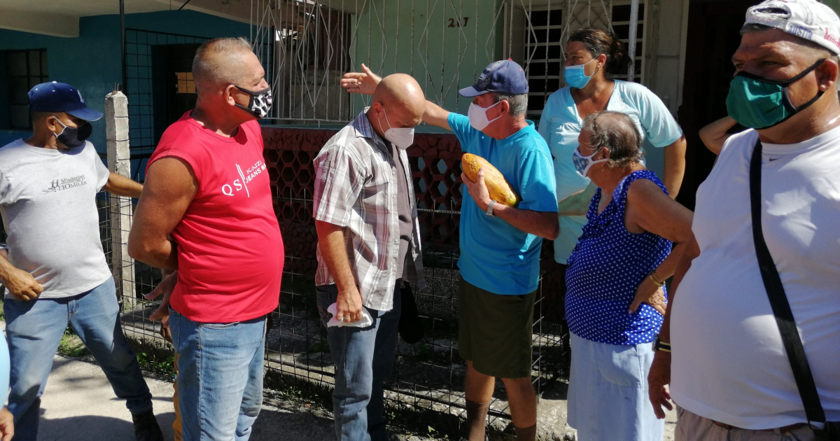Exespía cubano Gerardo Hernández conversa con vecinos de La Güinera © Twitter Gerardo Hdez. Nordelo