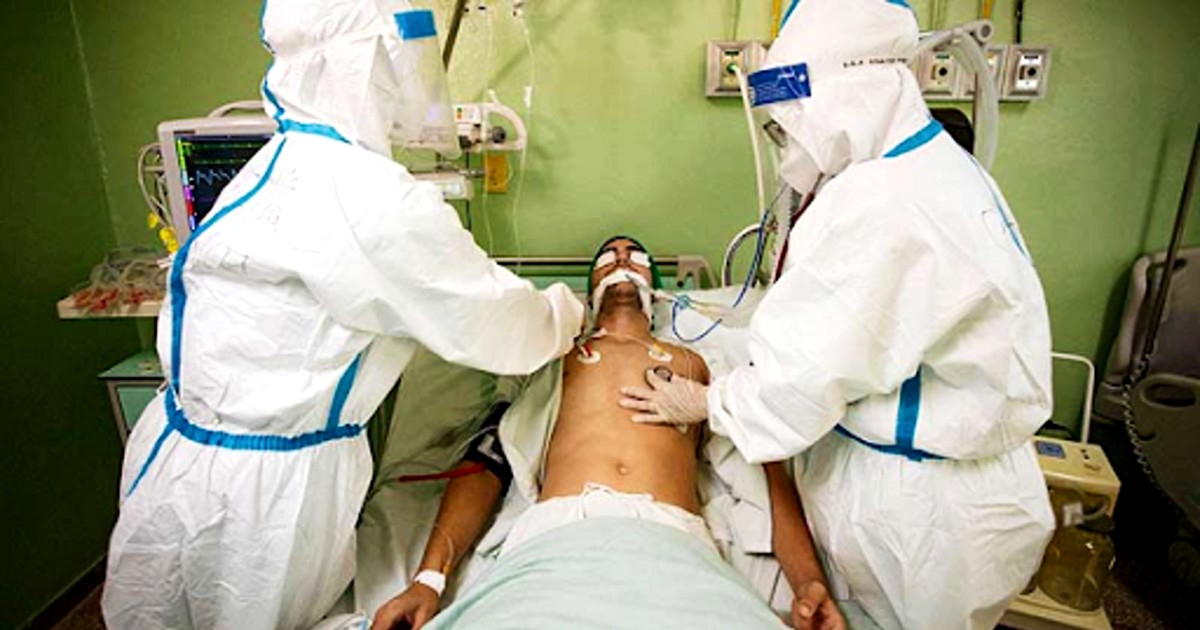 Paciente cubano de coronavirus atendido por facultativos © Twitter / Miguel Díaz-Canel