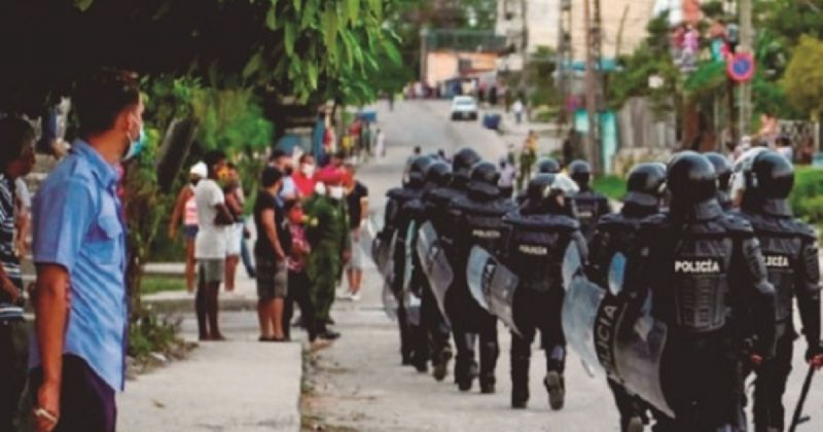 Agentes antidisturbios en Cuba © Redes sociales (AFP)