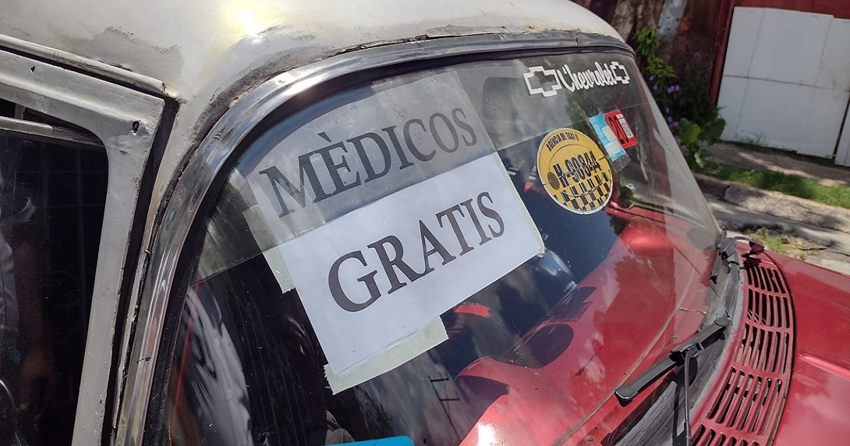 Taxi que ofrece viajes gratis a médicos en Cuba. © Facebook / Roberto De La Cruz Torres