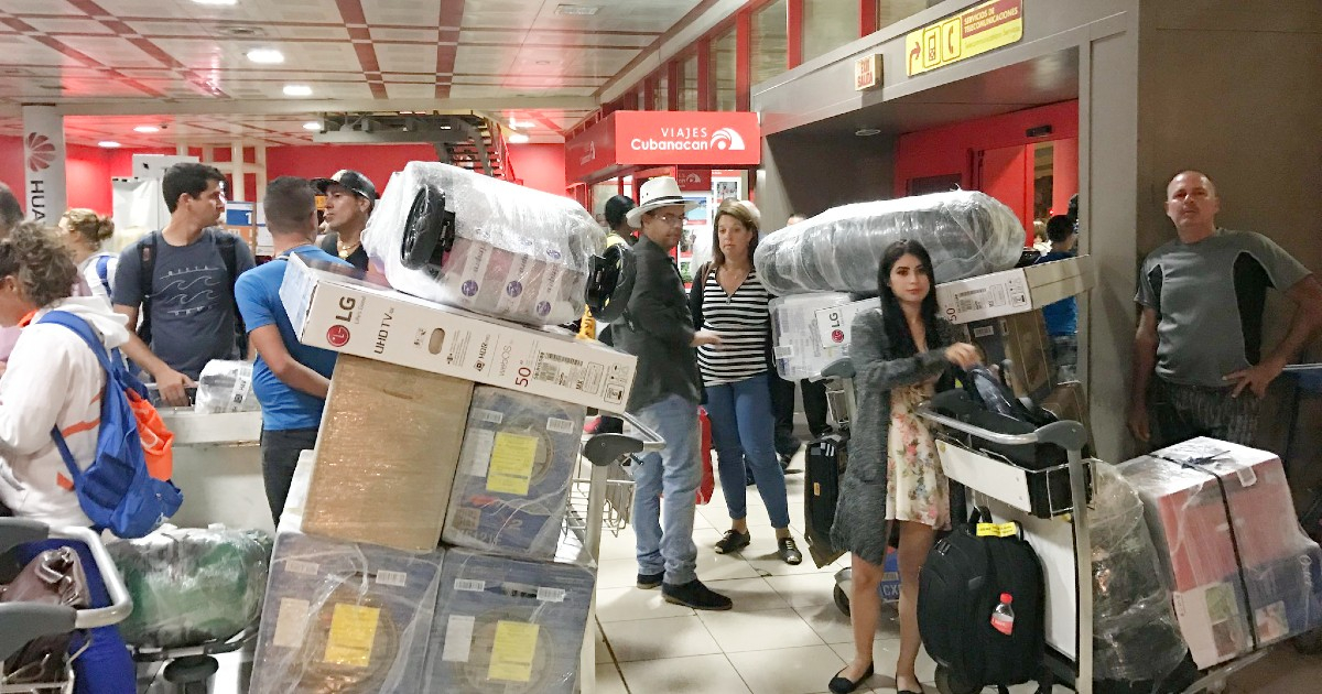 Cubanos cargados en el aeropuerto de La Habana, en una imagen de archivo. © CiberCuba