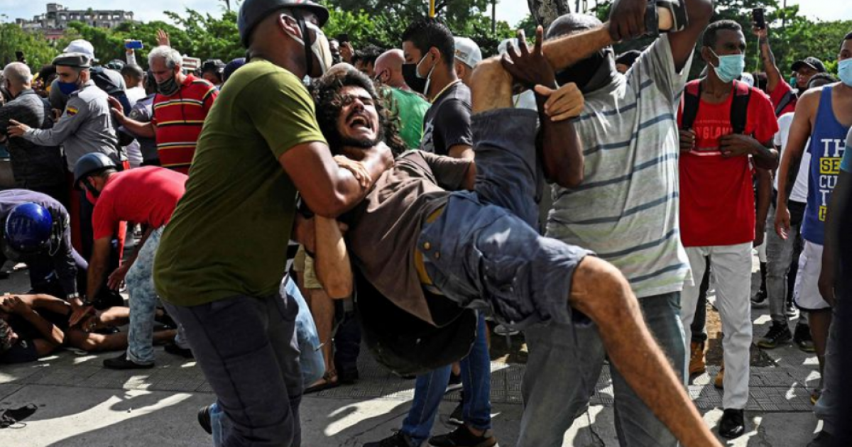 Detenciones en las protestas del 11J en La Habana. © CiberCuba