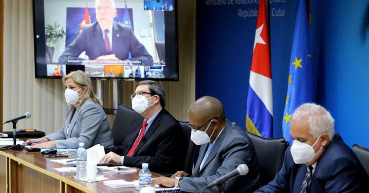 Canciller cubano Bruno Rodriguez y otros funcionarios durante diálogo con representantes de la Unión Europea © CubaMinrex
