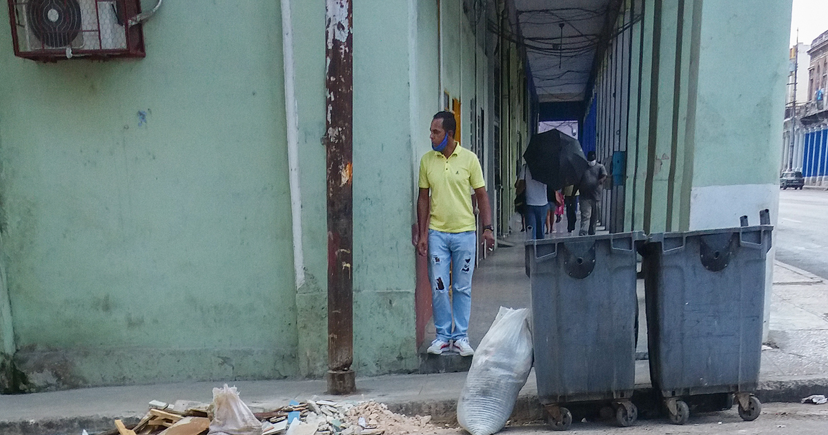 Hombre parado en una calle en La Habana (Imagen de referencia) © CiberCuba