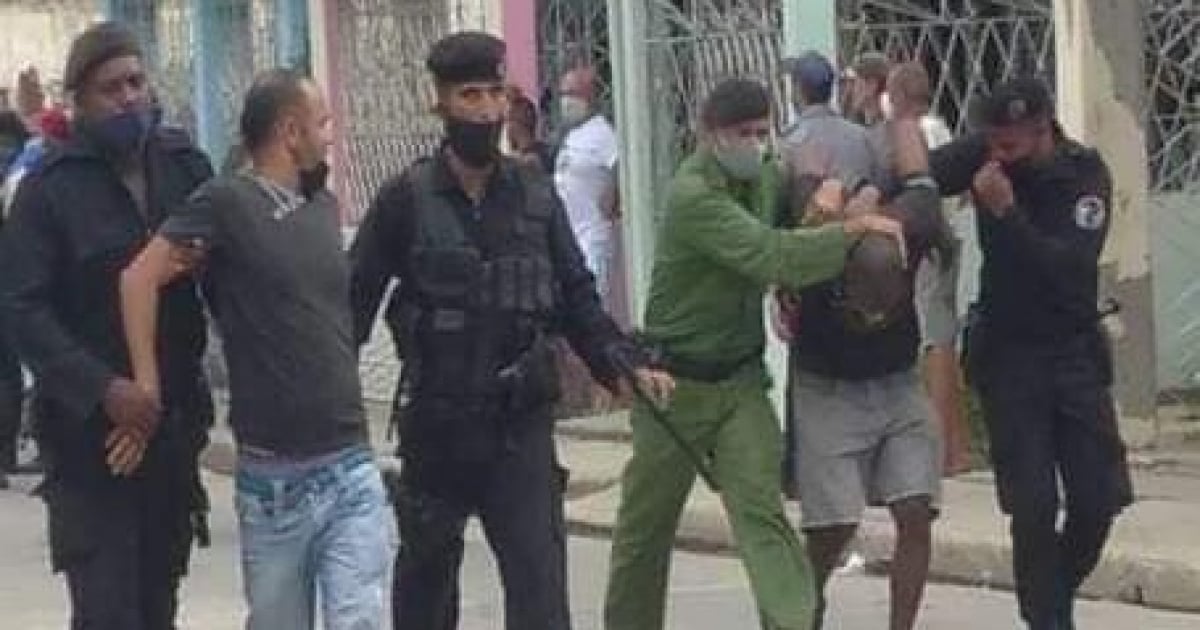 Detención de un manifestante en Cuba © CiberCuba