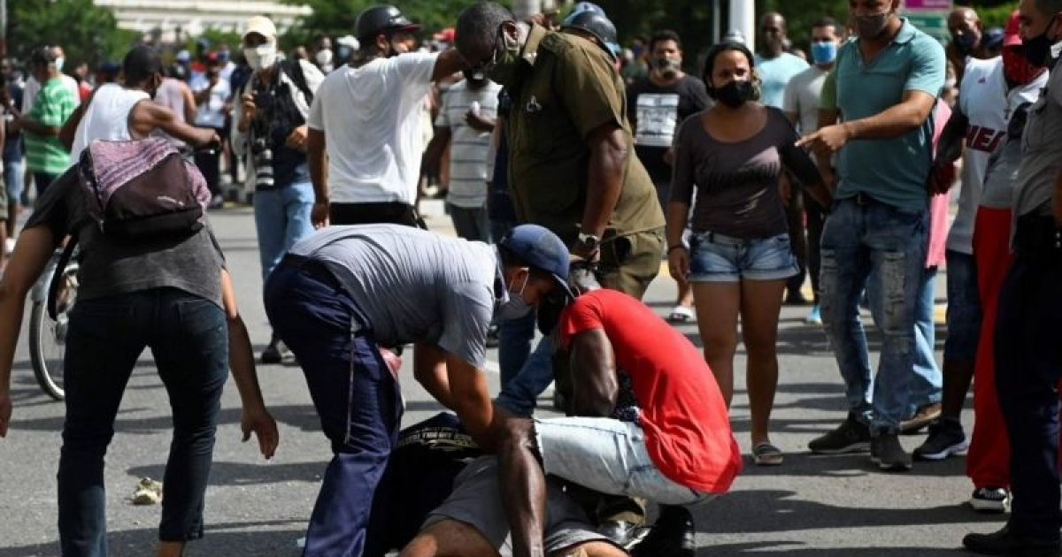 Detención de un manifestante en Cuba © Facebook