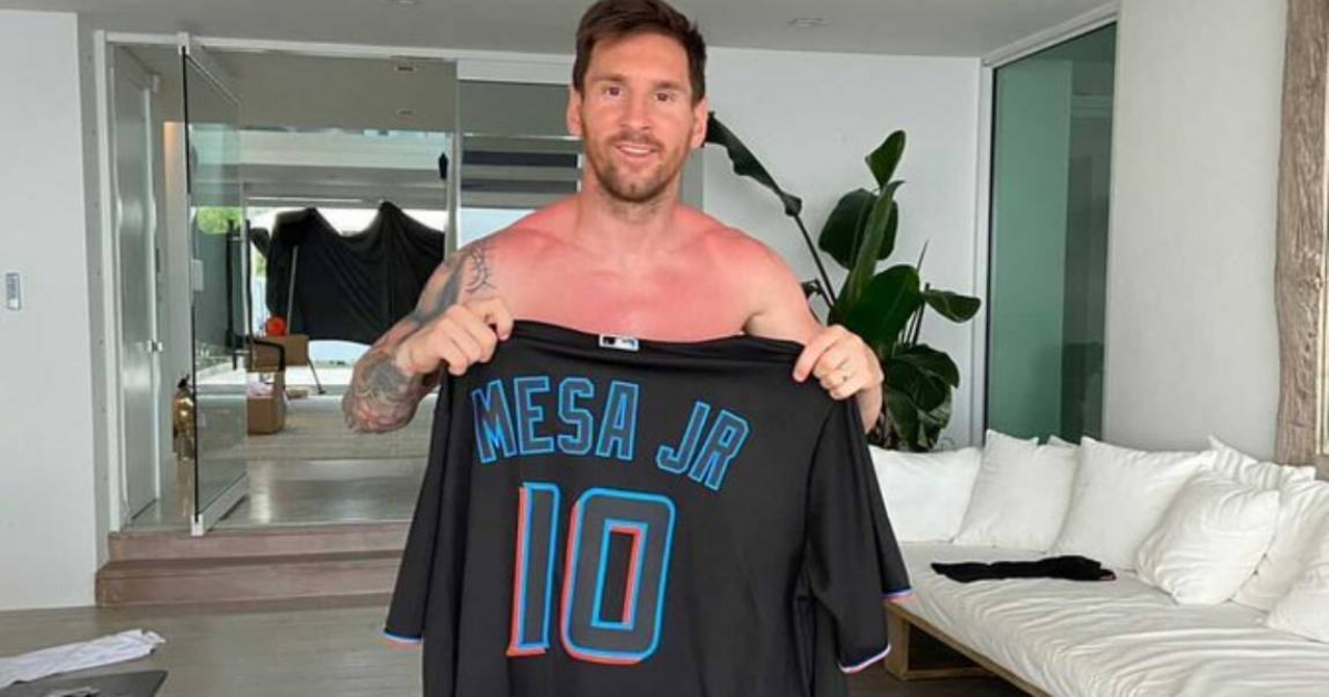 Leo Messi con camiseta de Víctor Mesa Jr. © Twitter / @VictorMesaRios1