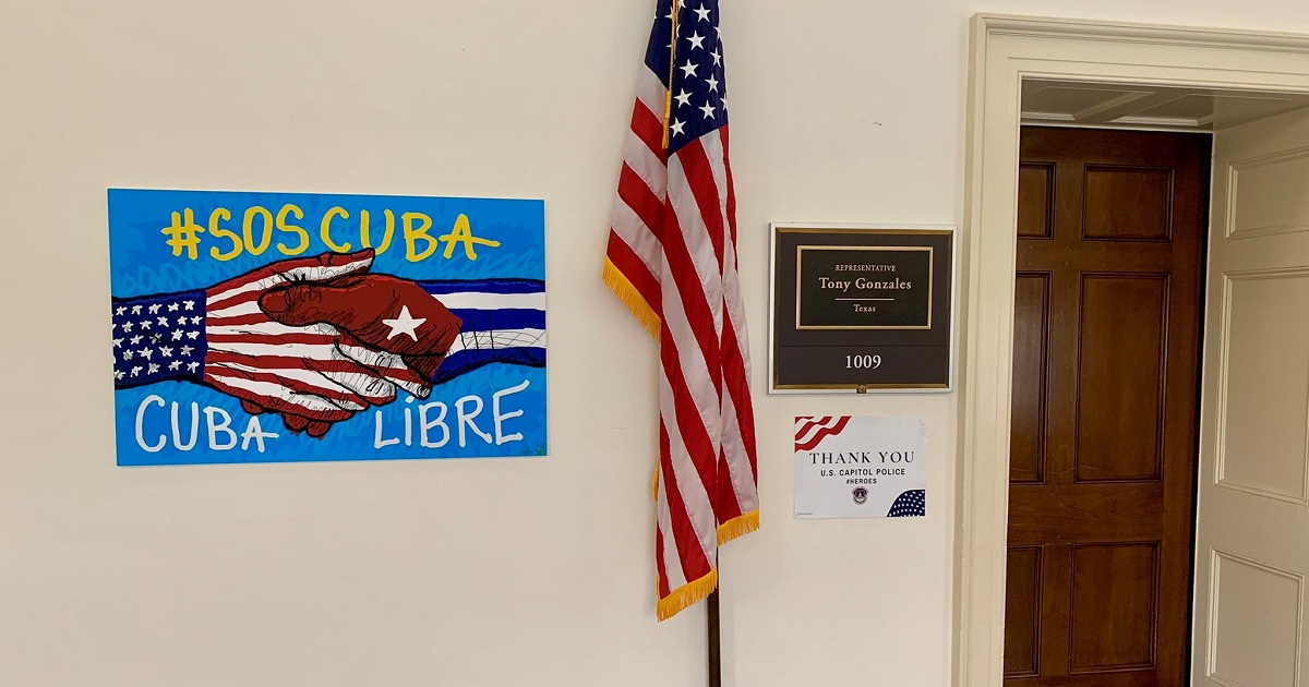 Oficina de congresista Tony Gonzales con cartel de apoyo a Cuba. © Twitter / Tony Gonzales