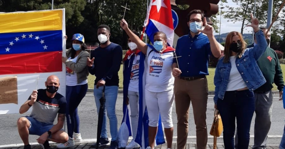 Cubanos y venezolanos protestando en Oleiros, A Coruña © Facebook / VOX Coruña