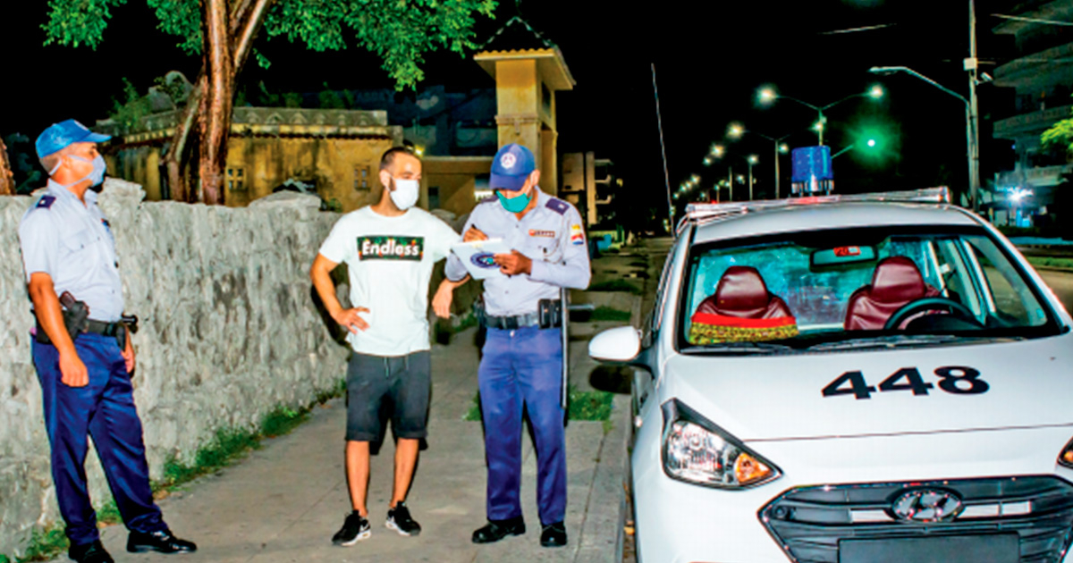 Policías cubanos y un joven en La Habana (imagen de referencia) © Juventud Rebelde