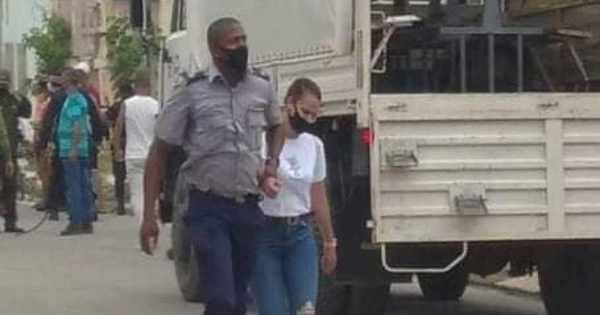 Joven detenida durante las protestas del 11J en Cuba © CiberCuba
