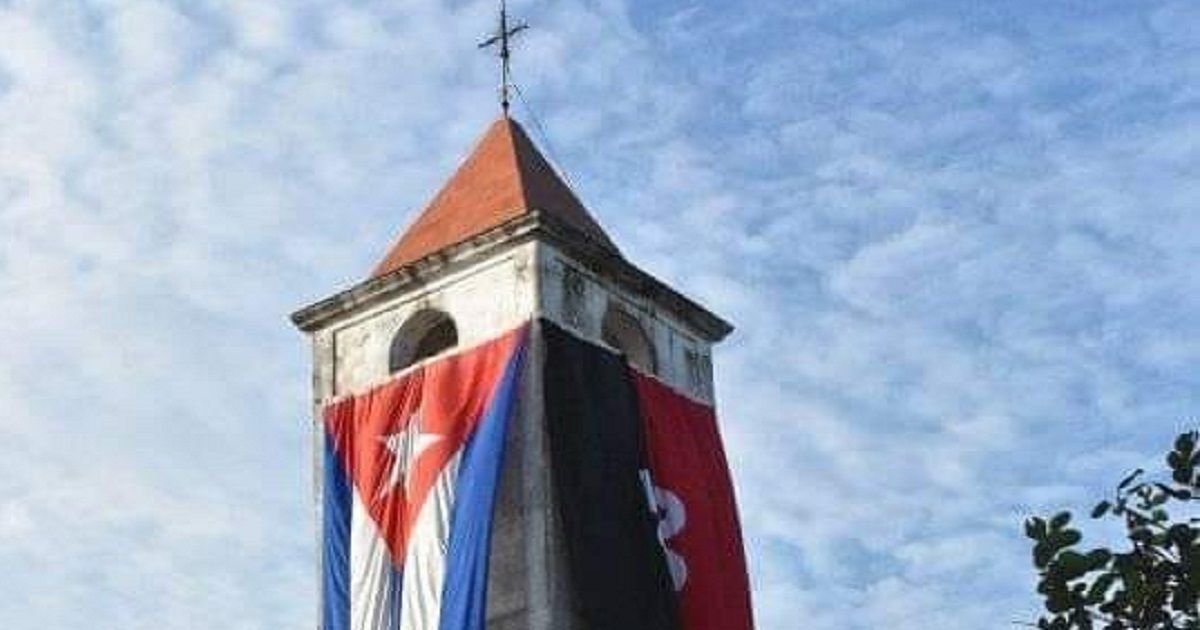 Torre de Iglesia en Santa Clara con la bandera del 26 de julio. © Facebook / Diócesis de Santa Clara