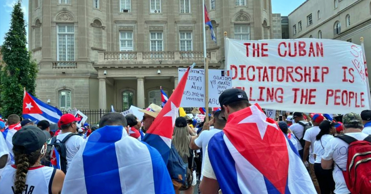 Cubanos manifestándose frente a la sede diplomática de la isla en Washington © CiberCuba