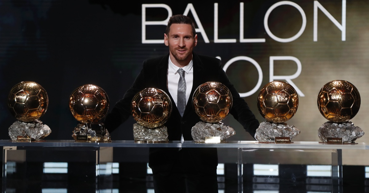 Leo Messi posa junto a sus seis balones de oro © FCB