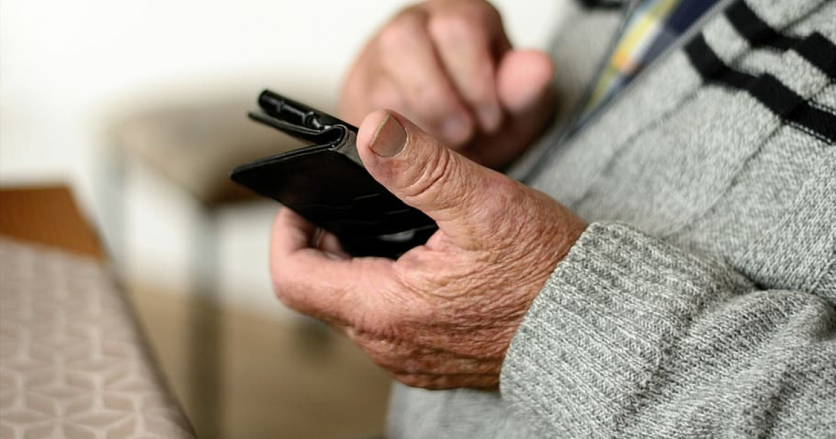 Persona de la tercera edad accediendo a un teléfono celular © Creative Commons