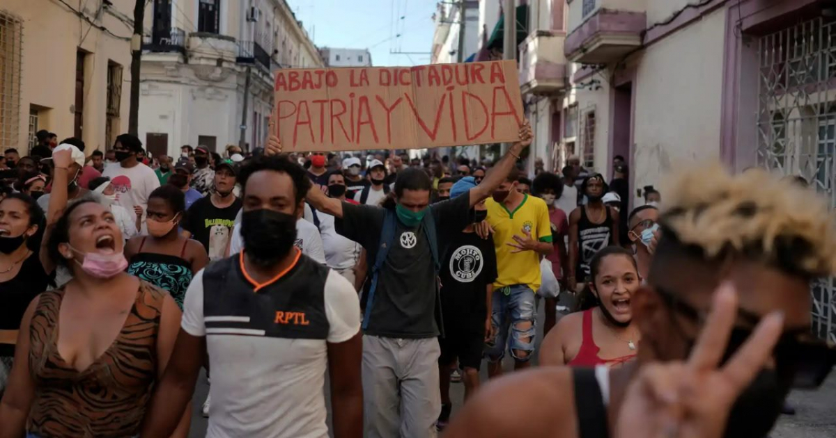 Cubanos en las calles manifestándose © Facebook / Hilda Landrove