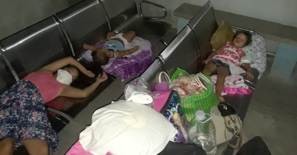 Niños durmiendo en sala de espera del Hospital de Villa Clara © Facebook José King 