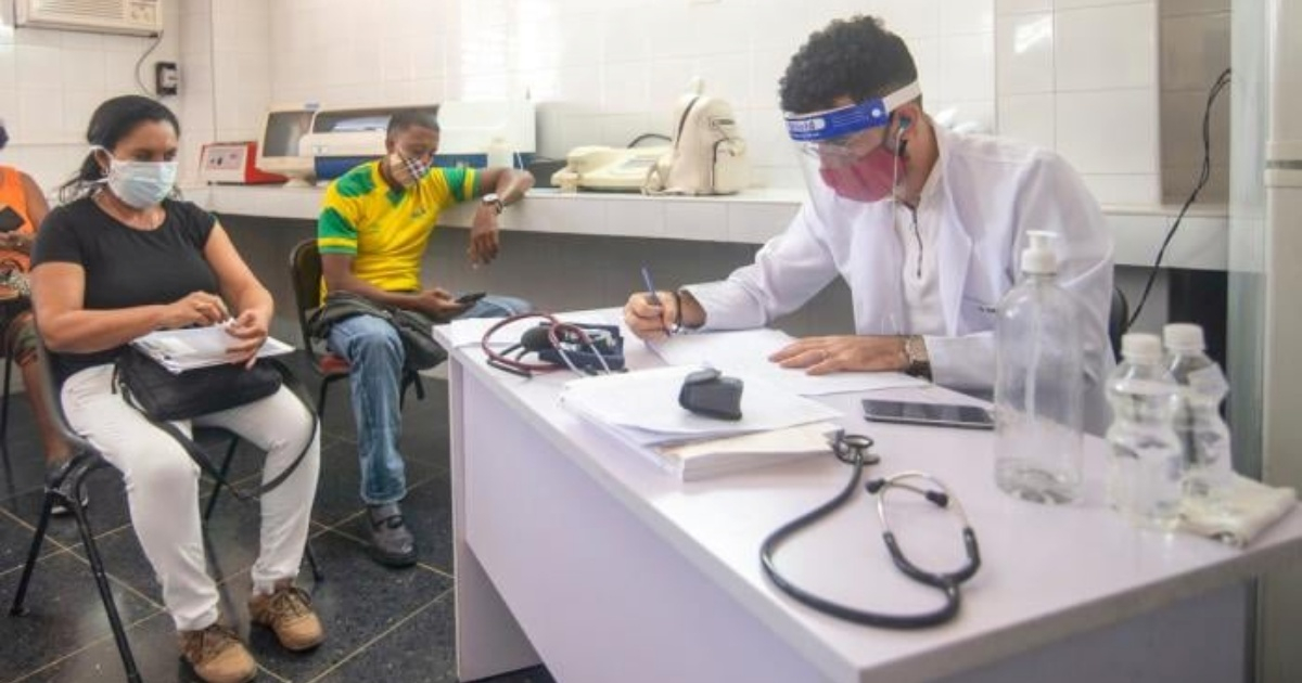 Pacientes en una consulta médica en Cuba (imagen de referencia) © Facebook/ Dirección Provincial de Salud de La Habana
