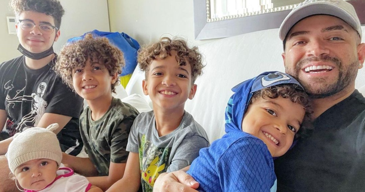 Nacho con sus cinco hijos © Instagram / Nacho