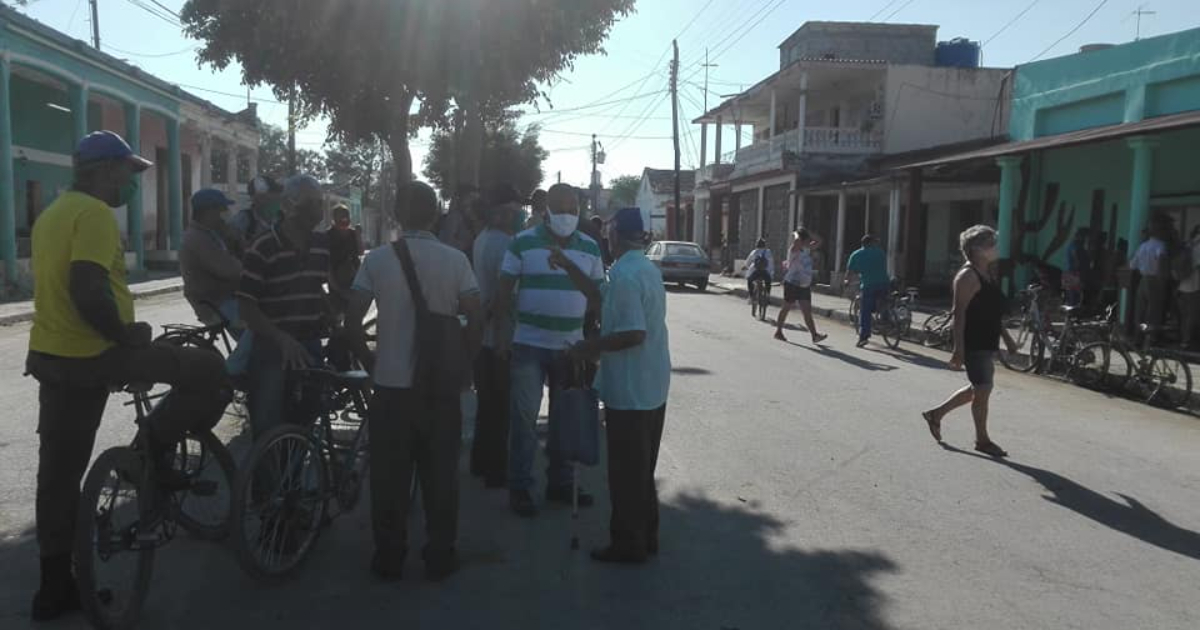 Personas haciendo cola en Cuba (Imagen de archivo) © Facebook / Oscar Salabarría Martínez 