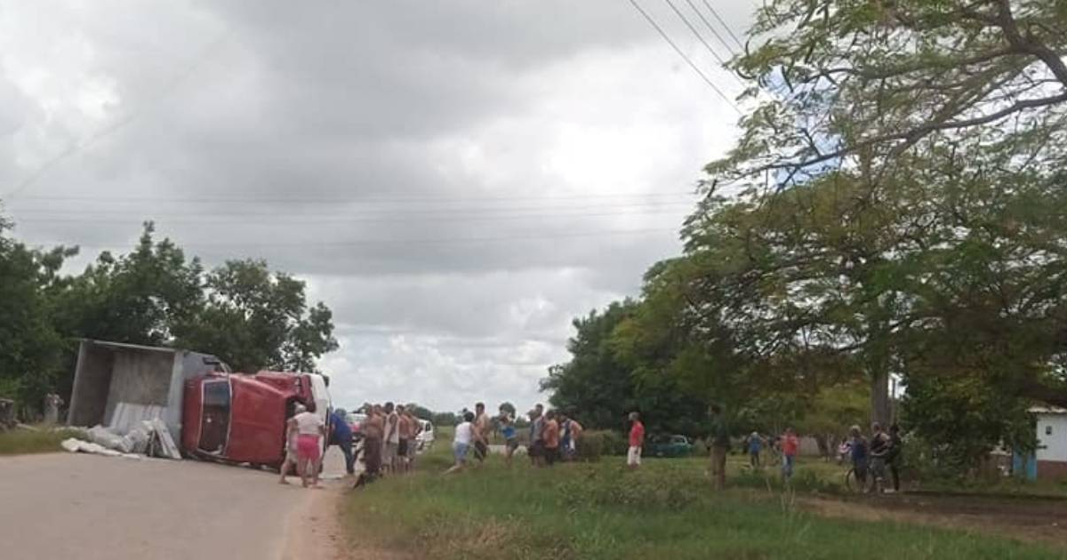 Camión se vuelca en Carlos Rojas, Jovellanos, Matanzas, Cuba © Facebook Accidentes de Buses y Camiones