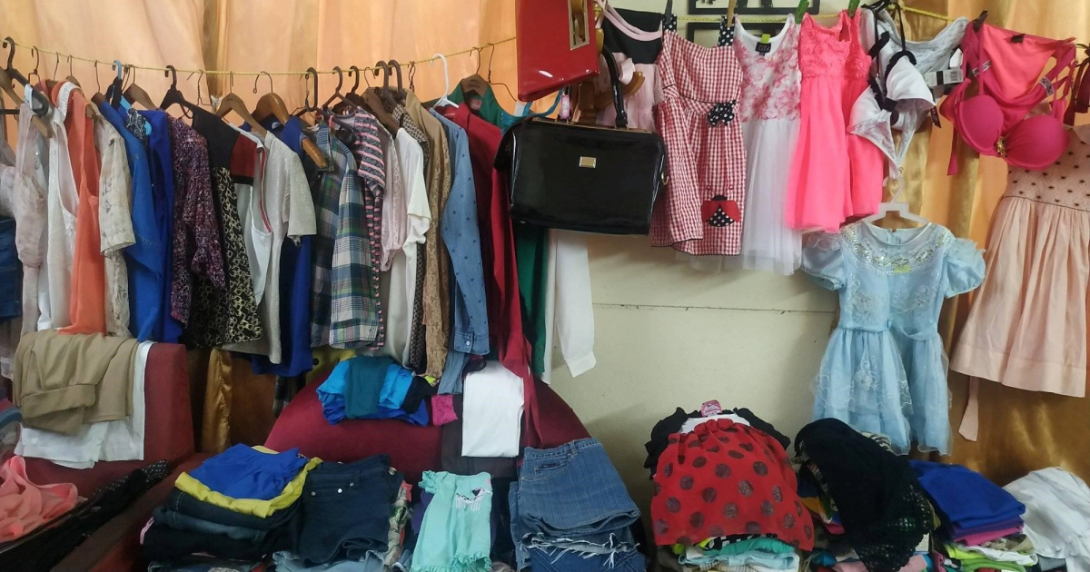 Prendas de ropa usada en venta de garaje © Facebook / Claudia Salazar