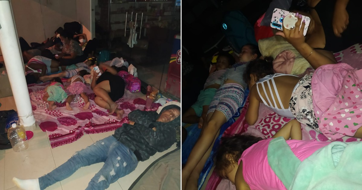 Migrantes cubanos, durmiendo con niños en el piso. © CiberCuba