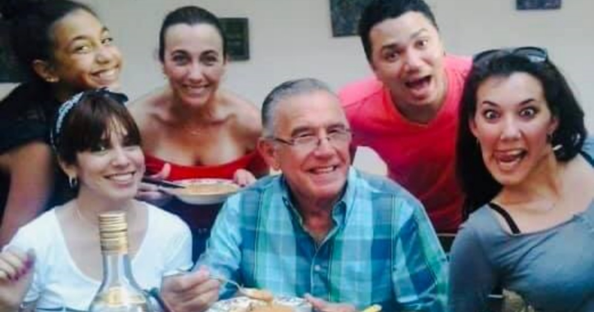 Tahimí Alvariño junto a su padre y parte de su familia © Facebook/Tahimí Alvariño