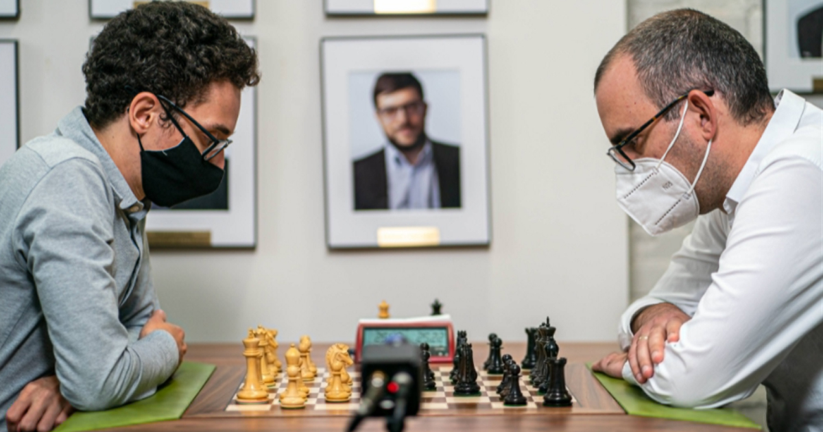 Leinier (derecha) durante su partida ante Caruana. © @GrandChessTour
