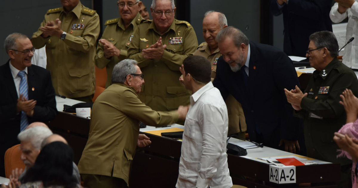 Raúl Castro felicitando a Marrero Cruz por su designación como primer ministro © Granma